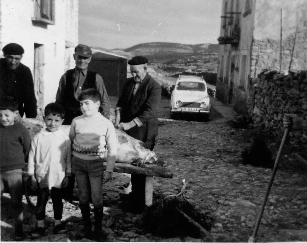 Blas Chiva   Puertomingalvo   años 70's   Calle Baja, hoy Entreportales (antiguamente el Centro Medico)   Los niños podrian ser Javier, Fernando y Blas